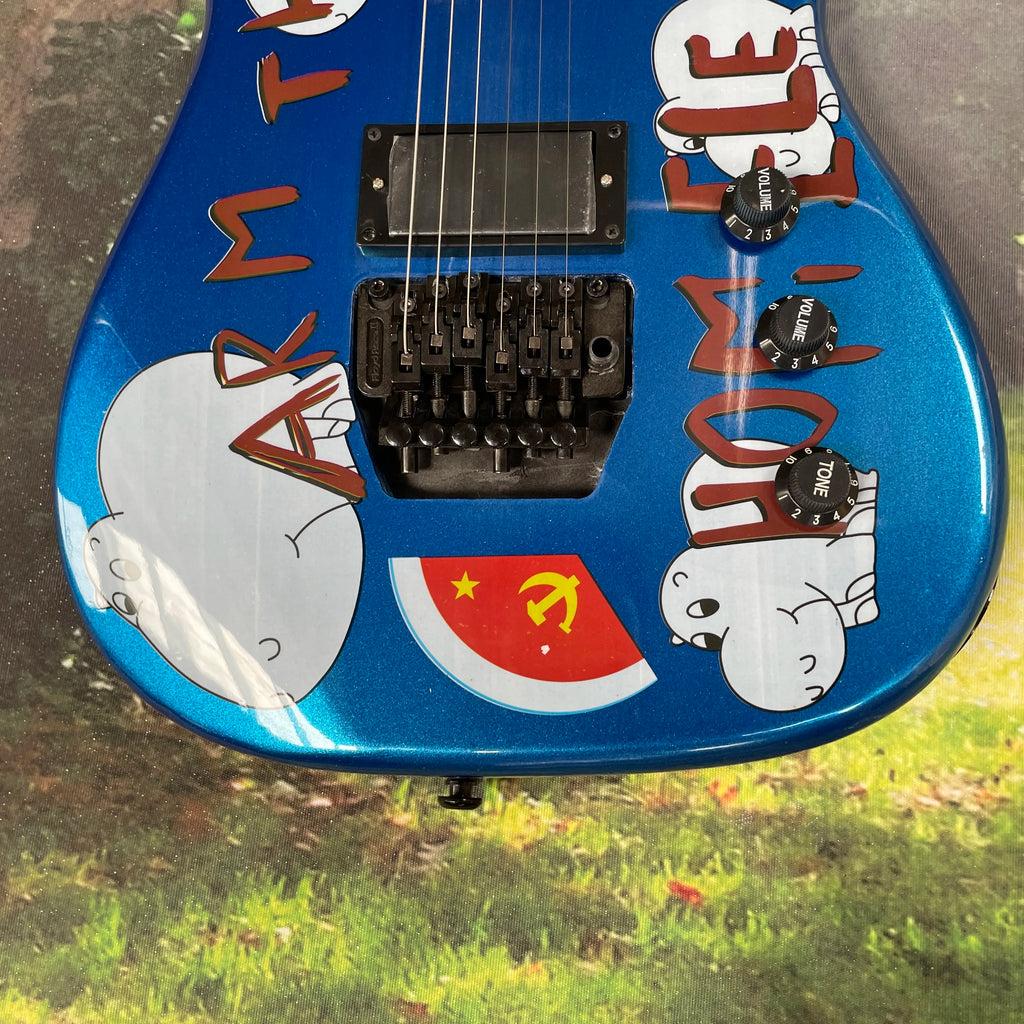 Guitarra eléctrica con grafiti en fondo azul, doble pastilla de alta ganancia, sistema de doble tremolo, guitarra eléctrica para speed picking.