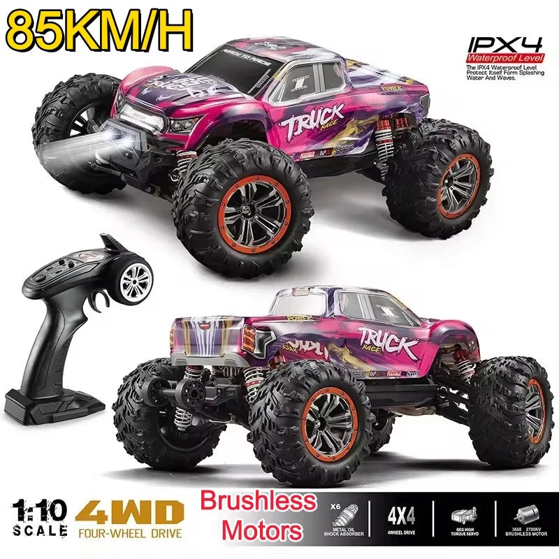 Coche RC de carreras 4WD 1:10 con carrocería morada y ruedas todoterreno naranjas