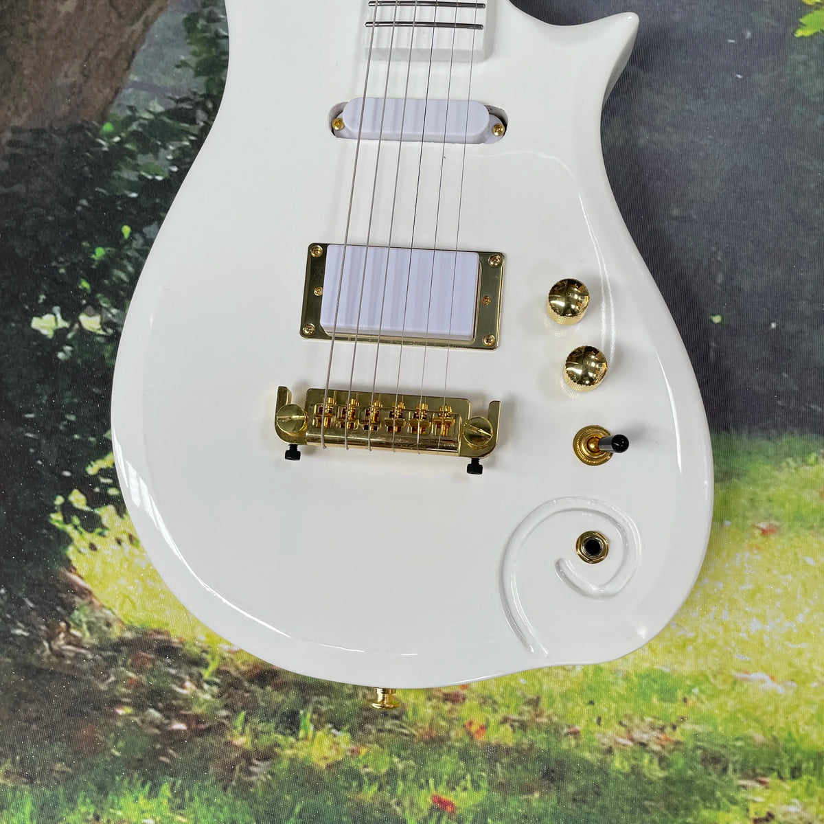 Guitarra eléctrica minimalista de lujo en blanco puro, cuerpo de palisandro con herrajes chapados en oro, guitarra eléctrica de rock.