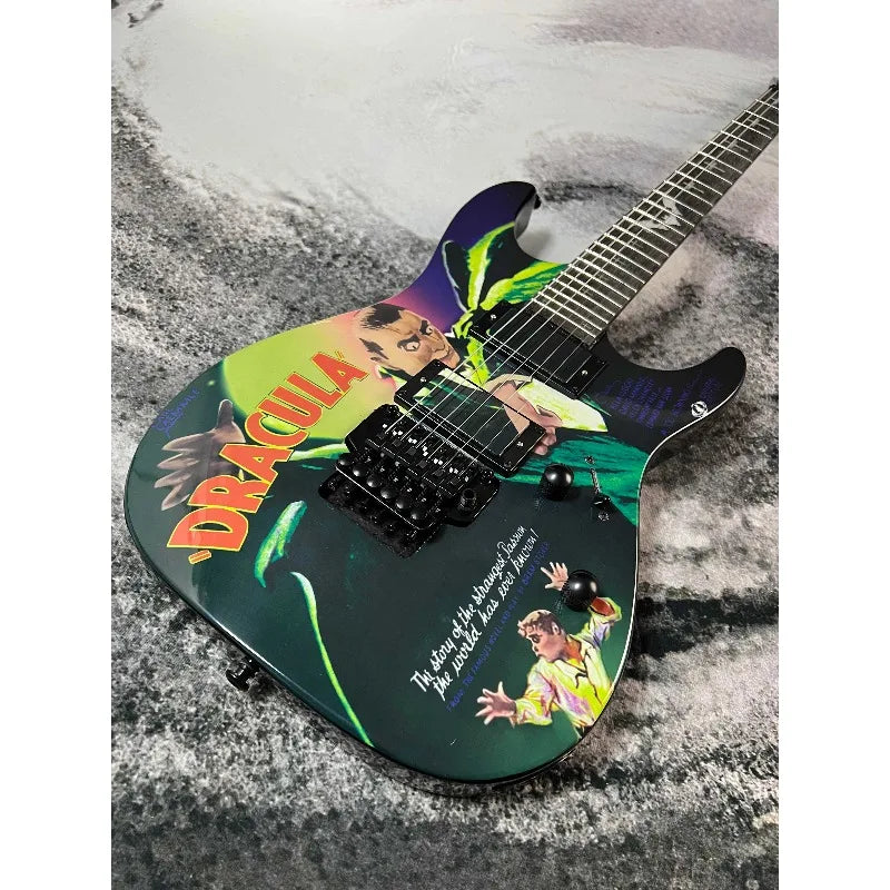 Guitarra eléctrica de cuerpo macizo Karloff KH-3 Vimpire, con pastillas activas, compartimento para batería de 9 V, puente Floyd Rose con sistema de vibrato y cejuela con sistema de bloqueo.