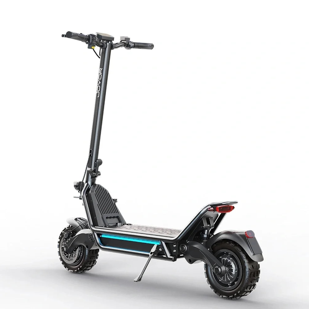 Patinete eléctrico gris oscuro con franja azul y luz trasera roja, ruedas todoterreno