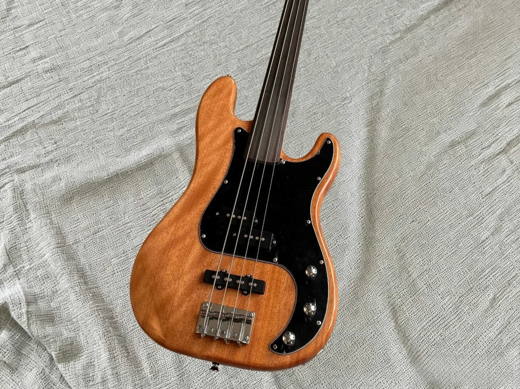 Bajo eléctrico de 4 cuerdas sin trastes, acabado en madera natural, cuerpo macizo, protector de cuerdas negro, diapasón de palisandro.