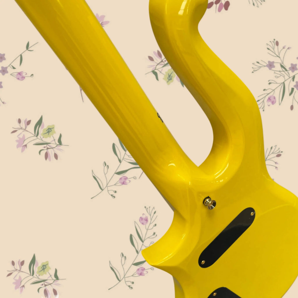 Guitarra eléctrica de 6 cuerdas, acabado en amarillo brillante, herrajes dorados, guitarras con dos perillas negras, ideal para guitarristas principiantes e intermedios.