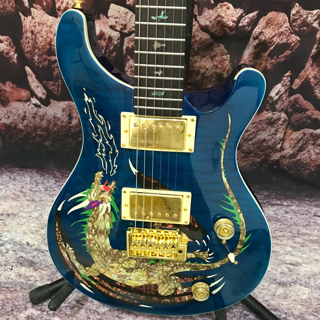 Nueva guitarra eléctrica de 6 cuerdas personalizada de fábrica, color azul pájaro con diseño de dragón, herrajes dorados, cuerpo de caoba, entrega rápida.