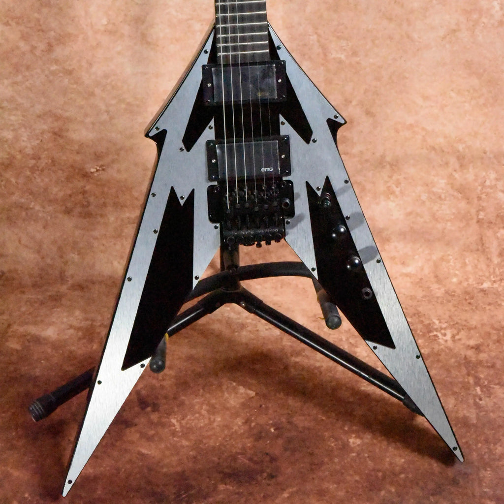 Guitarra eléctrica con forma en V, protector de cuerdas de aluminio cepillado, pastillas pasivas, trémolo con doble sistema de bloqueo, 24 trastes, 648 mm, nueva.