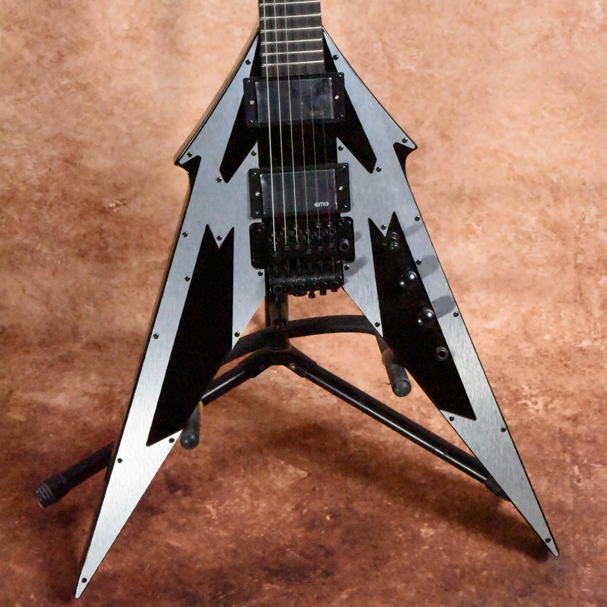 Guitarra eléctrica con forma en V, protector de cuerdas de aluminio cepillado, pastillas pasivas, trémolo con doble sistema de bloqueo, 24 trastes, 648 mm, nueva.