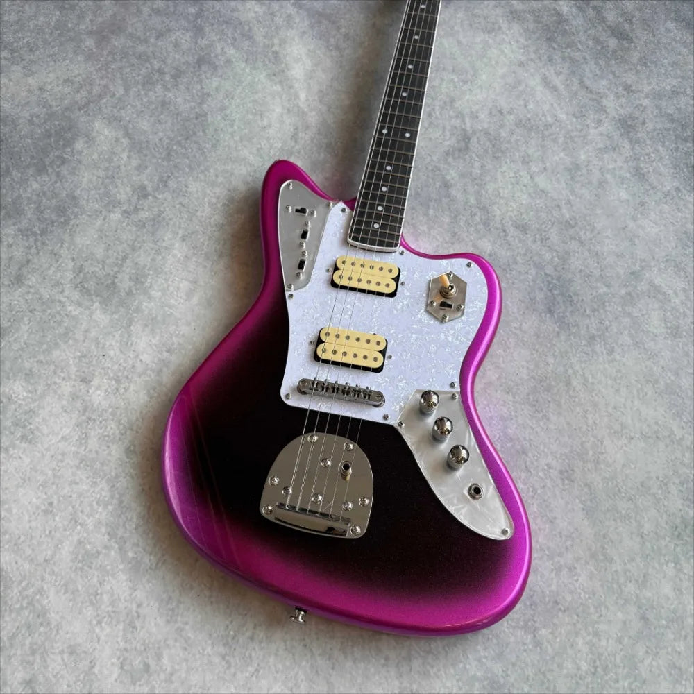 Guitarra eléctrica de cuerpo negro con acabado metálico púrpura, protector de cuerdas blanco nacarado, pastillas HH, sistema de trémolo de estilo vintage, cuerpo sólido de diseño offset.