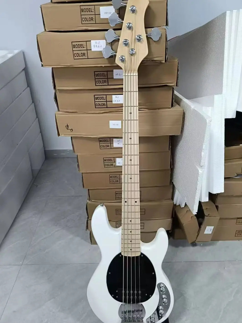 Bajo eléctrico de 5 cuerdas con pastillas humbucker activas, 24 trastes, 2v2t, cuerpo de caoba, mástil de arce.