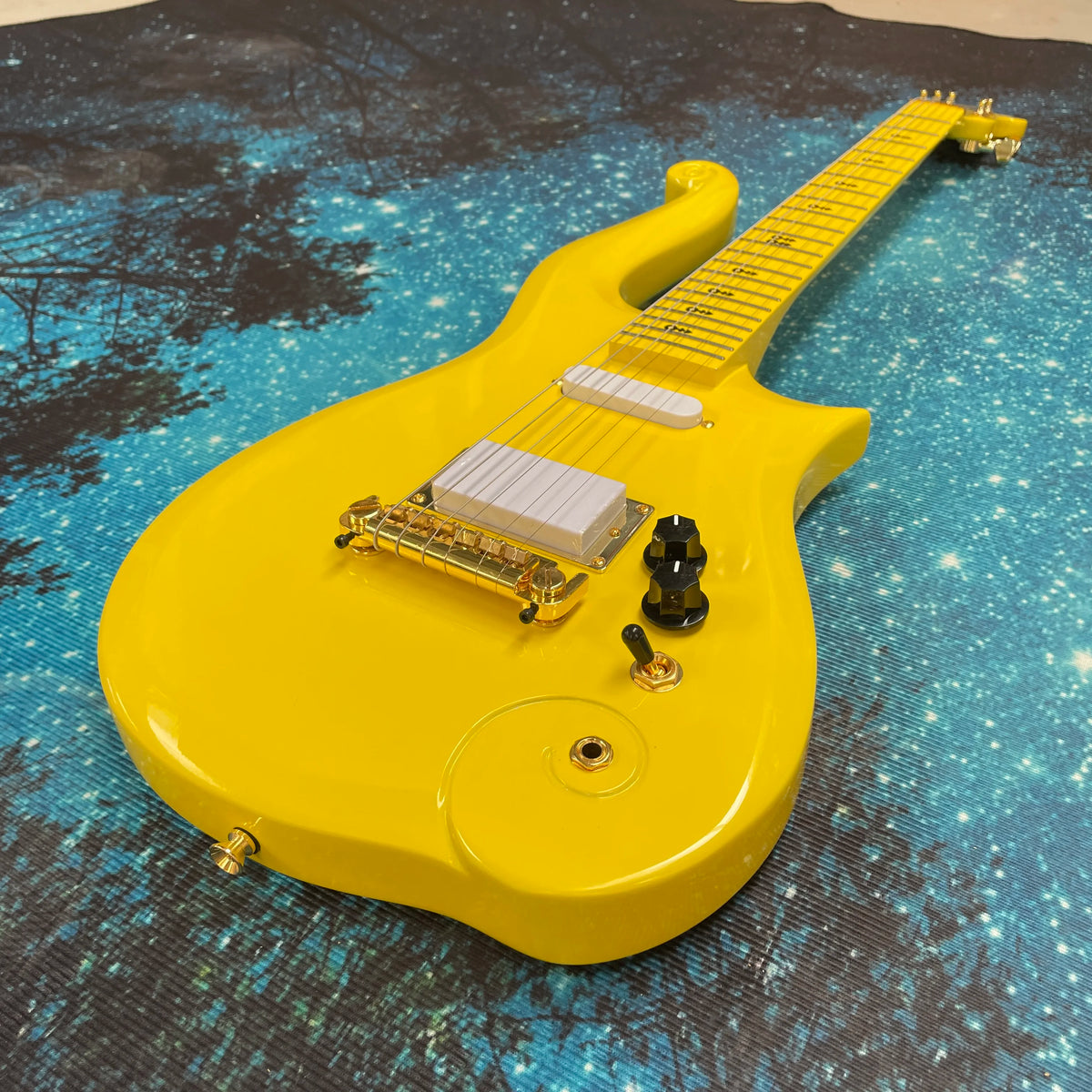 Guitarra eléctrica amarilla, diapasón de arce con incrustaciones de "símbolo de amor", guitarra eléctrica de bobina simple con doble pastilla.