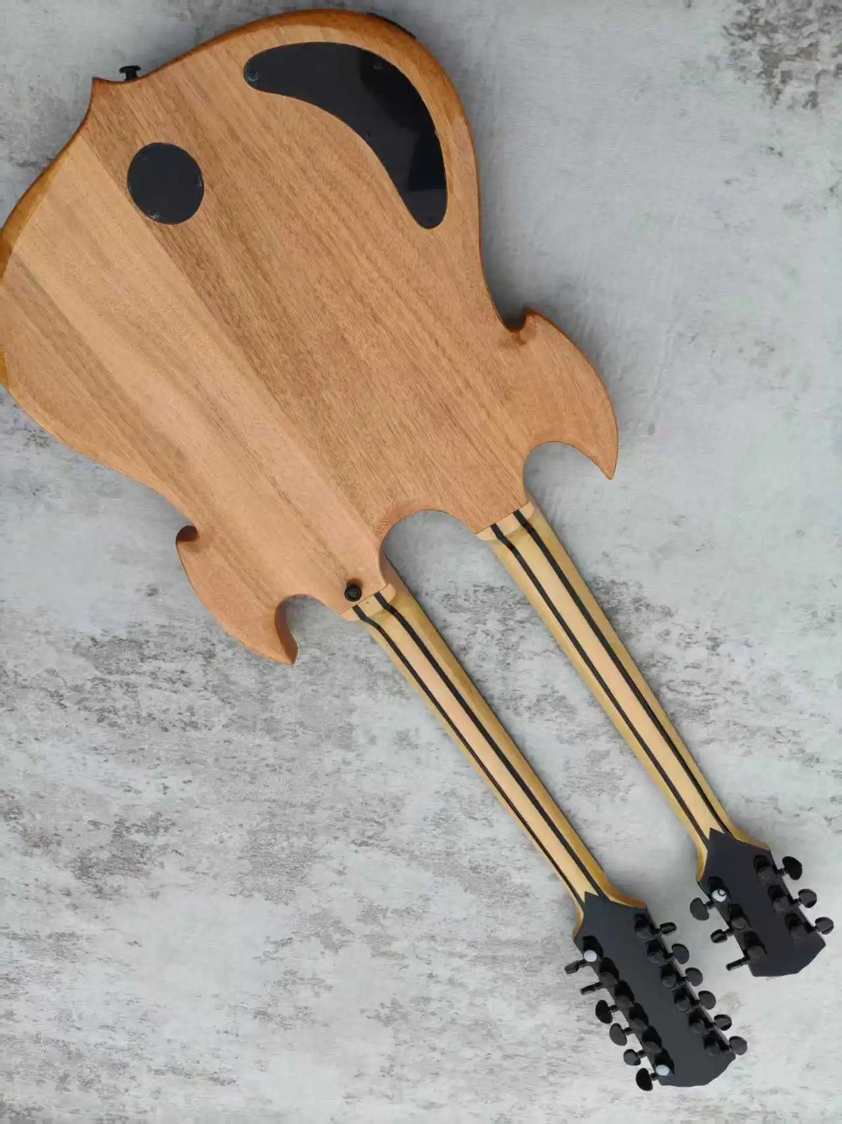 Guitarra eléctrica de doble mástil, guitarra de cuerpo macizo con 12+6 cuerdas, acabado en blanco y negro con diseño de remolino, herrajes negros, pastillas humbucker.