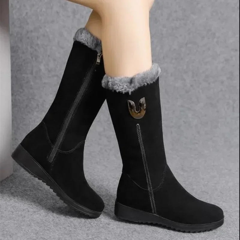 Nuevas botas de invierno 2025 para mujer con entresuela de felpa, botas de nieve modernas, gruesas y cálidas, fondo plano, botas de algodón con cremallera lateral