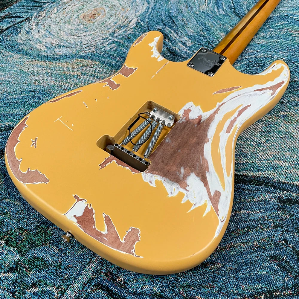 Guitarra eléctrica amarilla envejecida, hardware de alta calidad, mástil cómodo, tono equilibrado, buen sustain