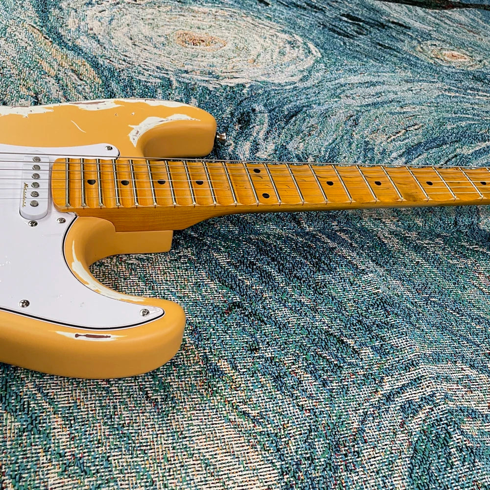 Guitarra eléctrica amarilla envejecida, hardware de alta calidad, mástil cómodo, tono equilibrado, buen sustain