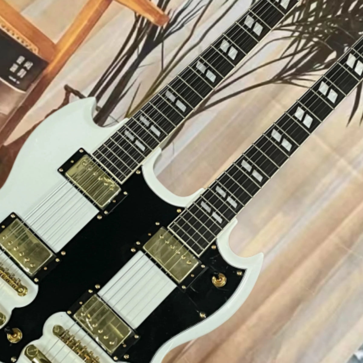 Guitarra eléctrica de doble cabezal blanca 12+6 con pickguard negro y herrajes dorados completos – Guitarra de rendimiento profesional