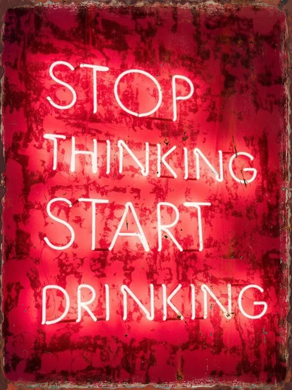 Cartel de metal con neón rojo que dice “STOP THINKING START DRINKING”.