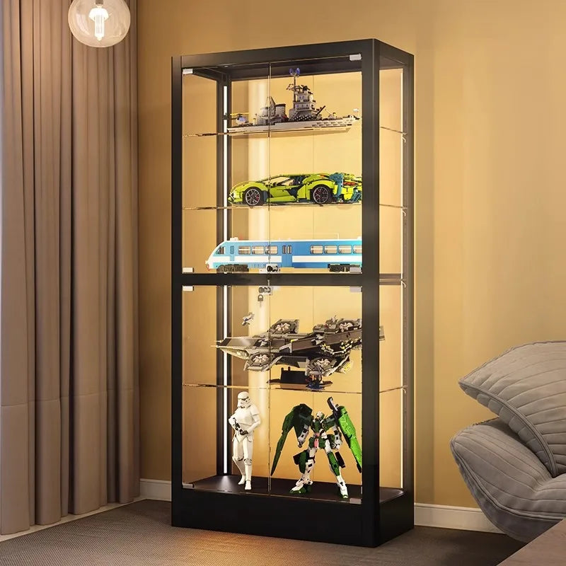 Vitrina de figuras con luz LED en vidrio, estructura negra, estantes y modelos expuestos