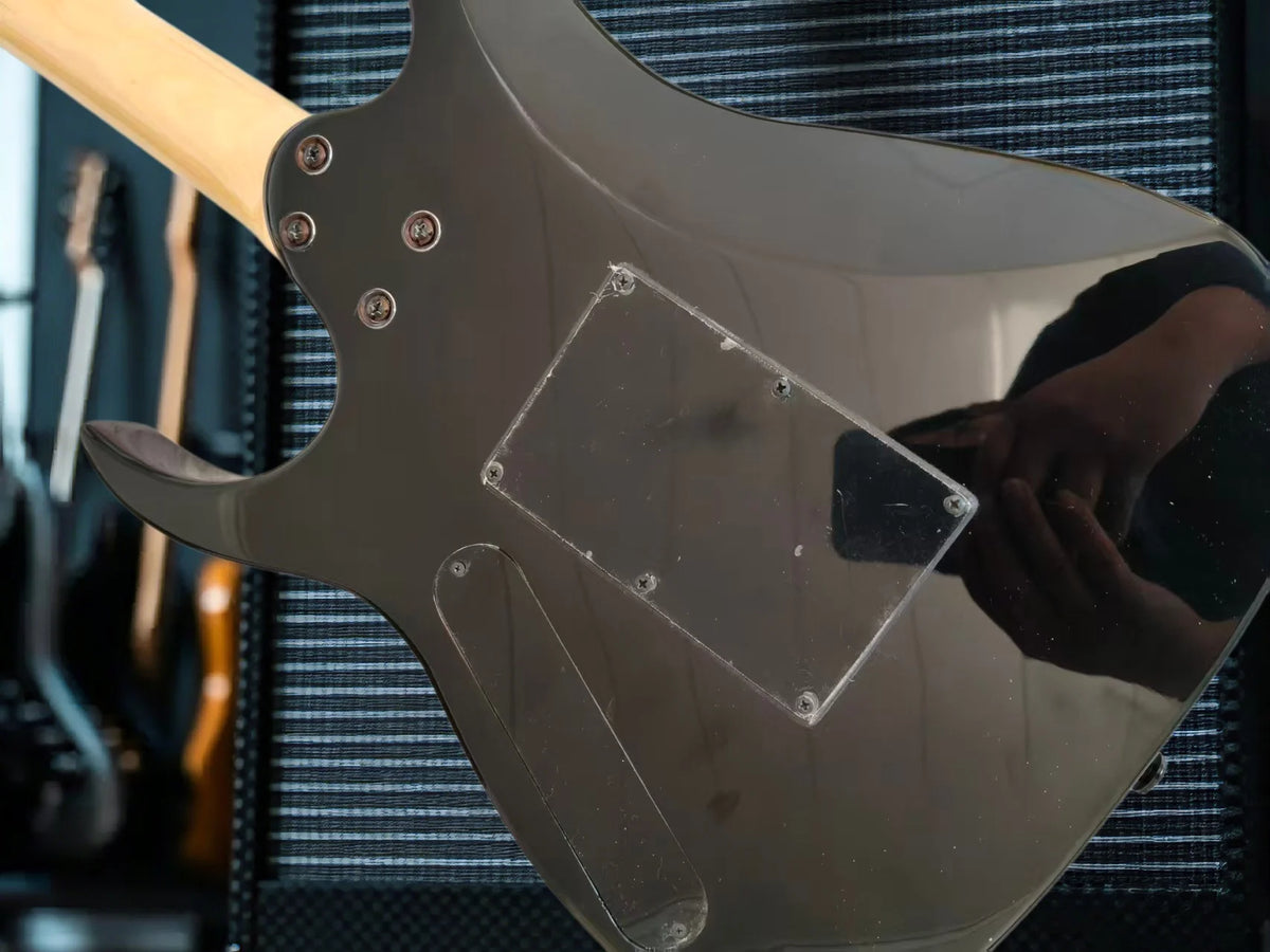Guitarra Eléctrica JPM Rosa de Alta Calidad con 24 Trastes, Puente Tremolo FR Multicolor, Tuerca de Bloqueo, Herrajes Negros y Mástil de Arce