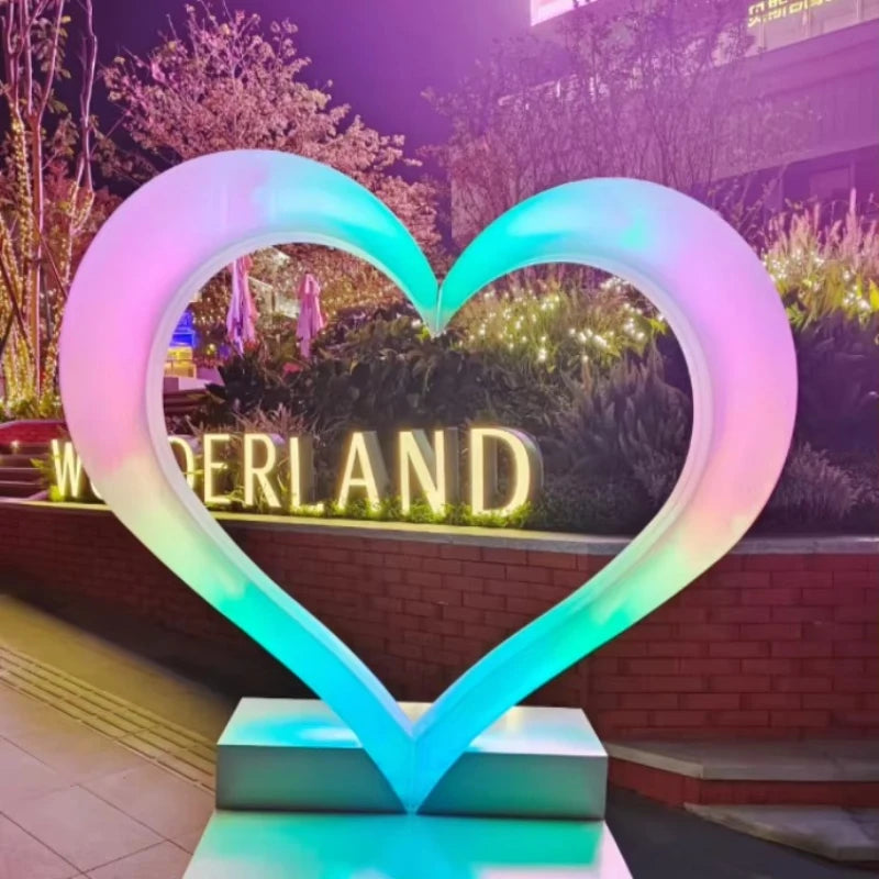 Escultura decorativa LED con corazón luminoso sobre base rectangular, luz en degradado