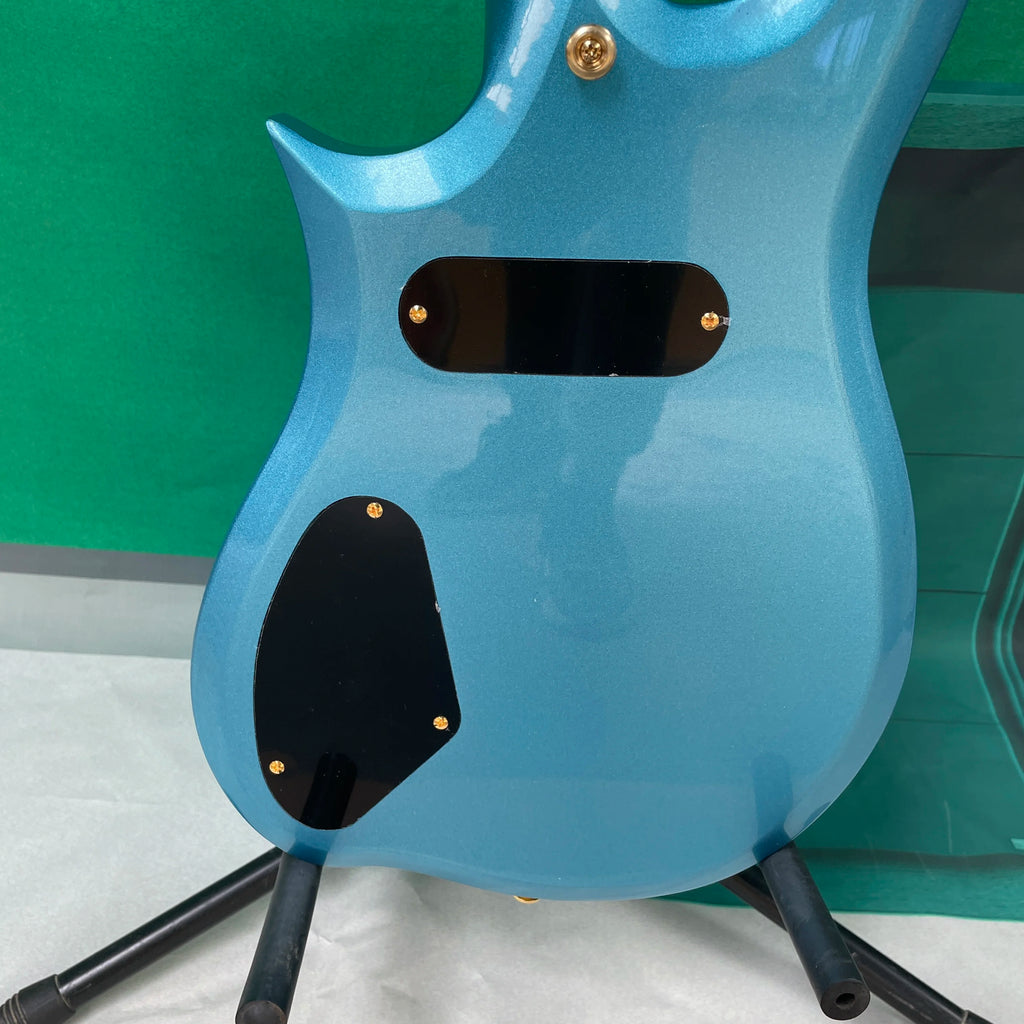 Guitarra eléctrica de 6 cuerdas, un cuerpo único en forma de nube asimétrica y herrajes dorados, una guitarra inusual y distintiva.