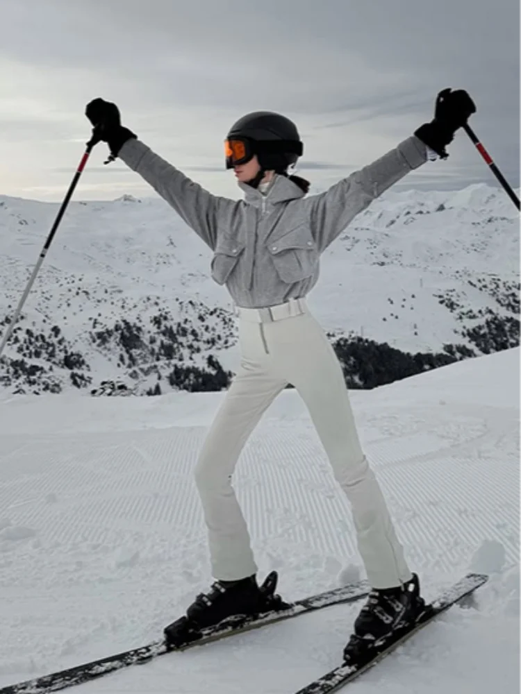 Mono de esquí con cuello alto, bolsillos con cremallera y paneles, cordón ajustable, invierno 2026, mono de nieve cálido para mujer, atuendo de esquí de una pieza, elegante y glamuroso.