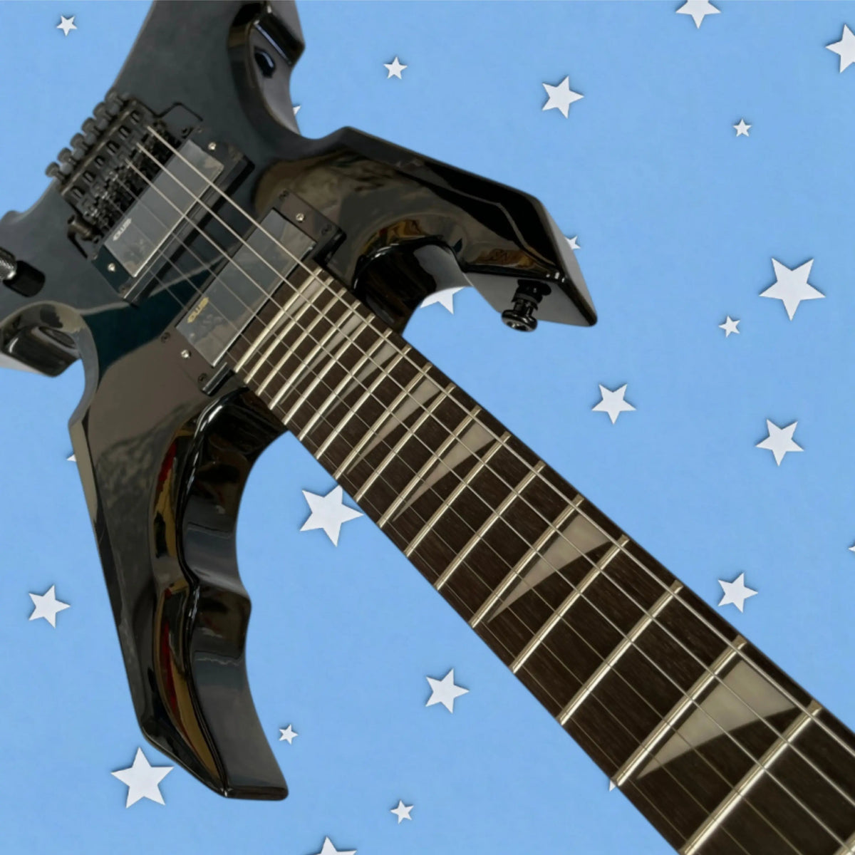 Guitarra eléctrica de diseño angular y color negro intenso, con herrajes completamente negros, pastillas HH, una guitarra de metal distinguida.