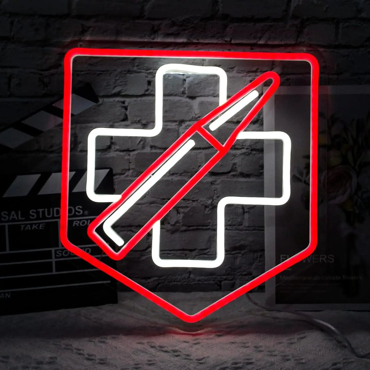 Señal de neón para pared de videojuego con emblema rojo y blanco