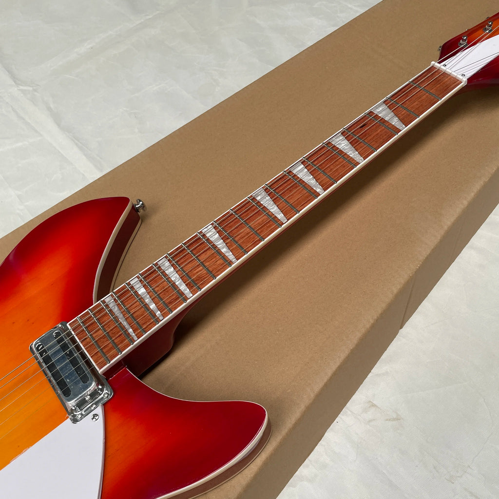 Guitarra eléctrica de 6 cuerdas, cuerpo semi-hueco con degradado de atardecer, pickguard blanco, perillas de volumen negras, guitarra para presentaciones en escenario.