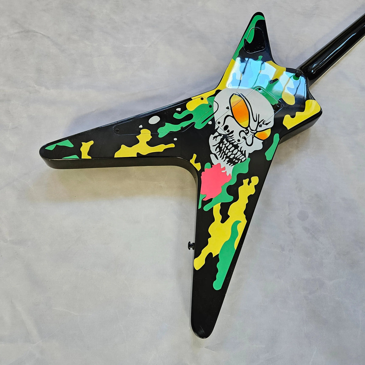 Guitarra eléctrica con diseño de estrellas y estampado de camuflaje, estampado de camuflaje en negro, verde y amarillo, pastillas HS, trémolo con doble sistema de bloqueo, herrajes negros, calidad superior.