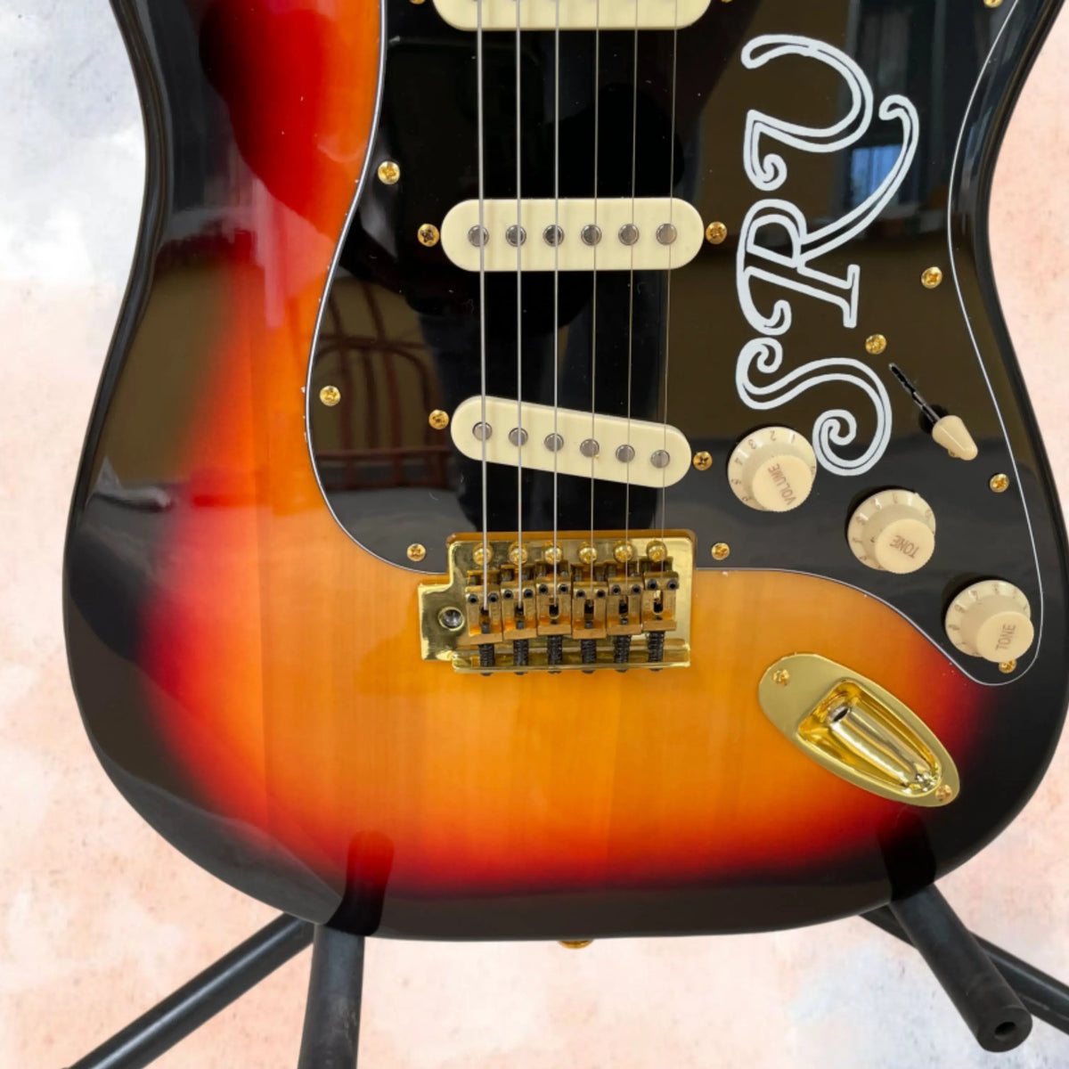 Guitarra eléctrica con acabado degradado que imita el atardecer y herrajes dorados, protector de cuerdas retro de color negro, guitarras con pastillas SSS, ideal para los amantes del rock.