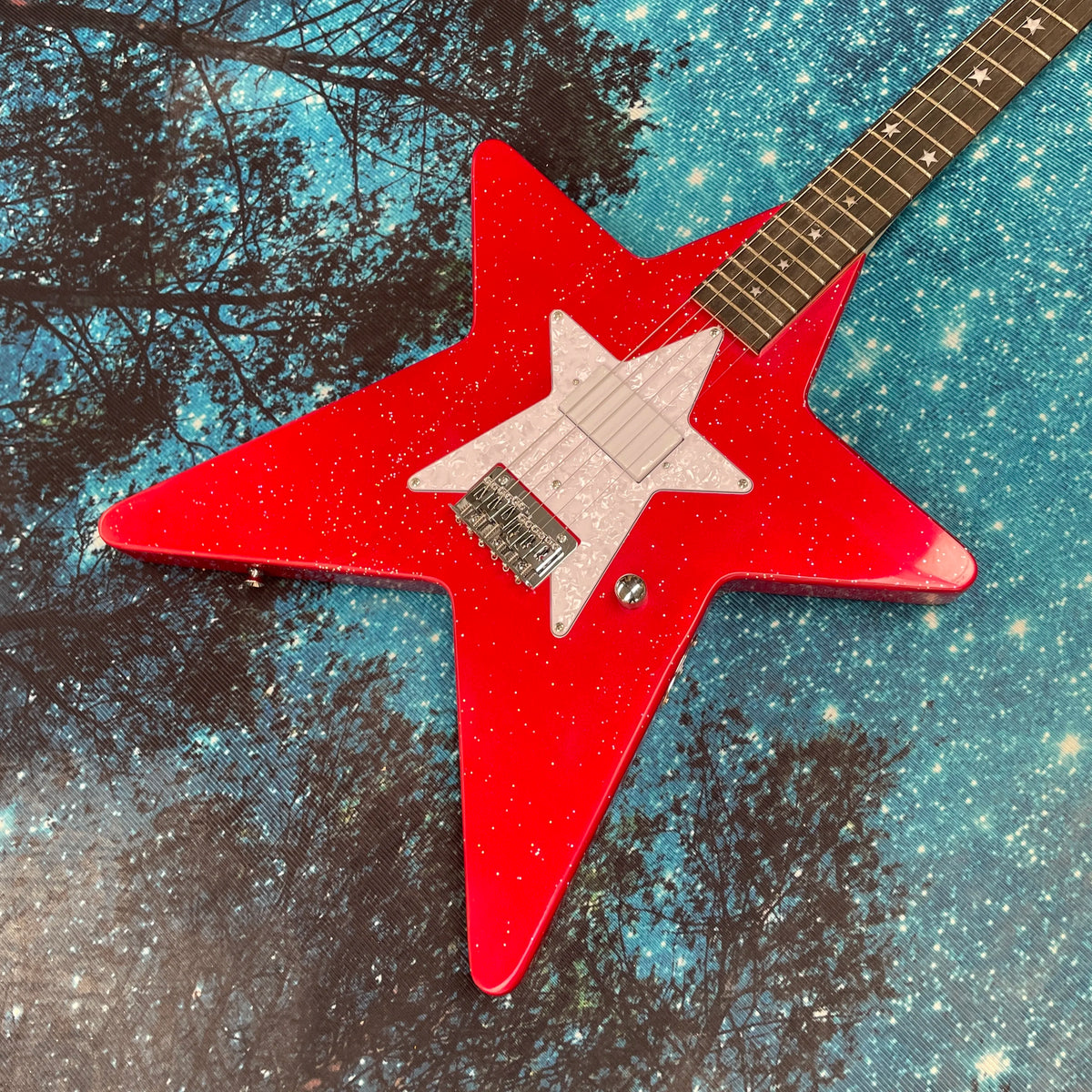 Guitarra eléctrica con forma de estrella de cinco puntas, guitarra con diapasón de palisandro, guitarra eléctrica con pastilla de bobina simple.