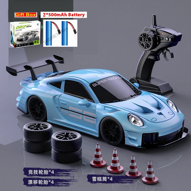 Coche RC derrape azul claro con ruedas de repuesto y conos de entrenamiento
