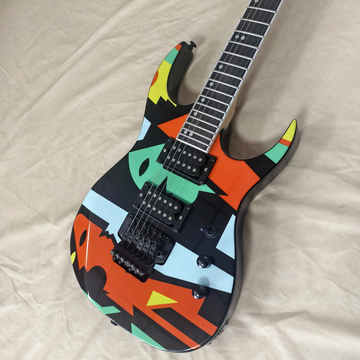 Guitarra Eléctrica Artística con Graffiti, Pintura Geométrica Colorida, Sistema de Doble Trémolo, Doble Humbucker, Guitarra de Metal Pesado, Disponible en Stock