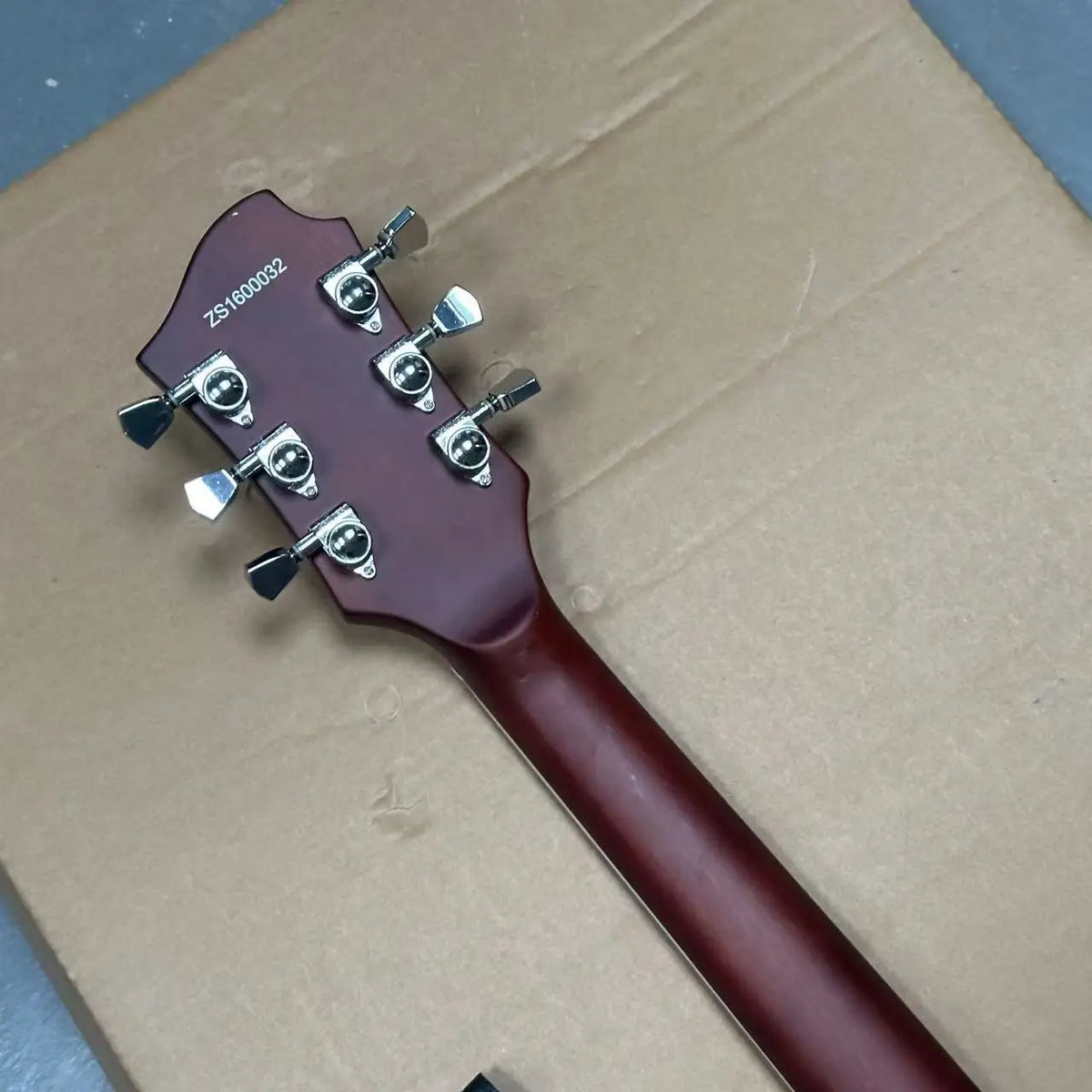 Guitarra eléctrica de duraluminio tallada a mano con grabado floral en espiral, ribete rojo marrón, humbuckers HH, puente fijo y mástil de palisandro especial I