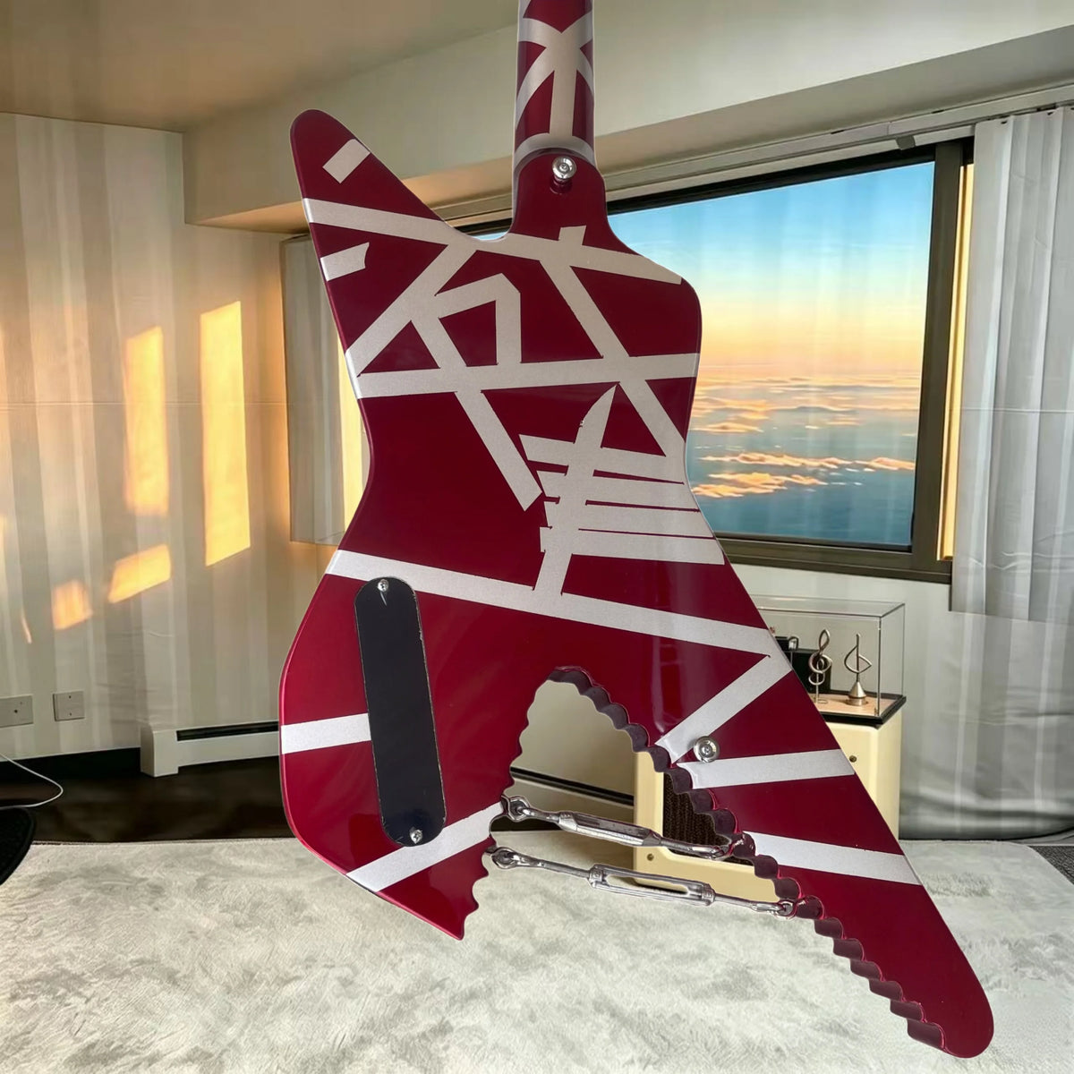 Guitarra eléctrica personalizada Axe‑Saw‑Blade, acabado rojo con franjas blancas, pastillas HH, guitarra única para escenario de heavy metal y hard rock