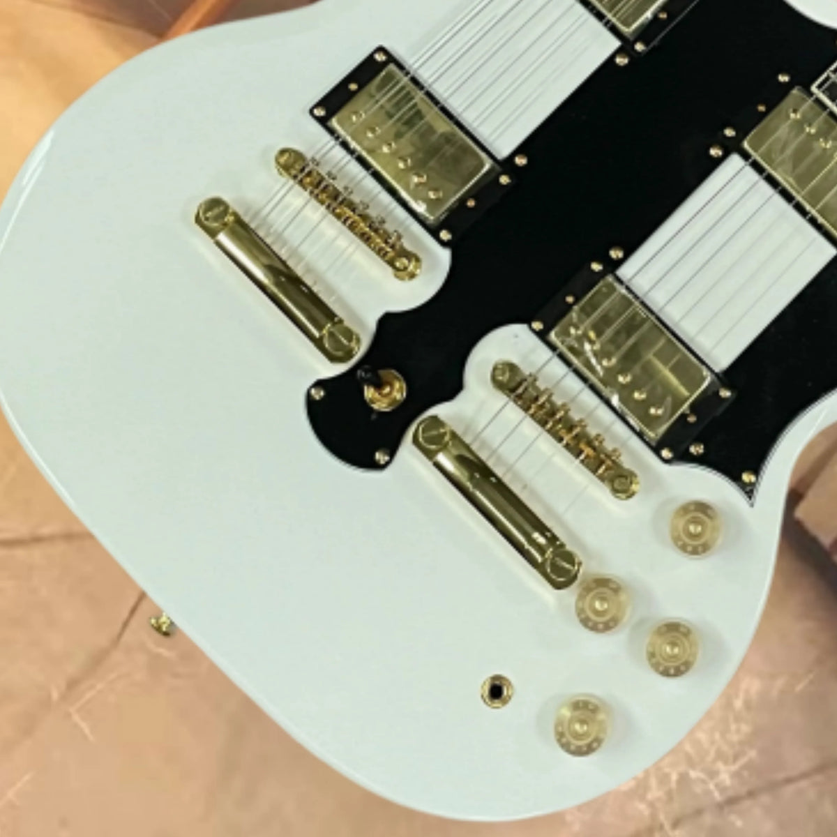 Guitarra eléctrica de doble cabezal blanca 12+6 con pickguard negro y herrajes dorados completos – Guitarra de rendimiento profesional