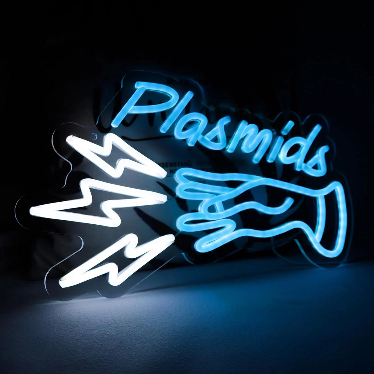 Letrero LED neón "Plasmids" con iluminación azul y blanca, fondo oscuro