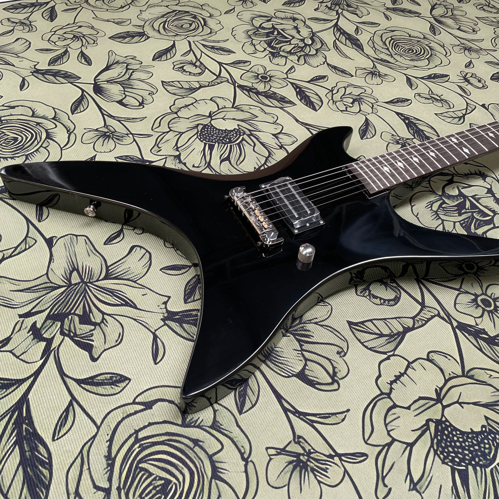 Guitarra eléctrica negra de 6 cuerdas, guitarra eléctrica con pastillas humbucker de alto rendimiento, guitarra eléctrica estilo heavy rock y shred.