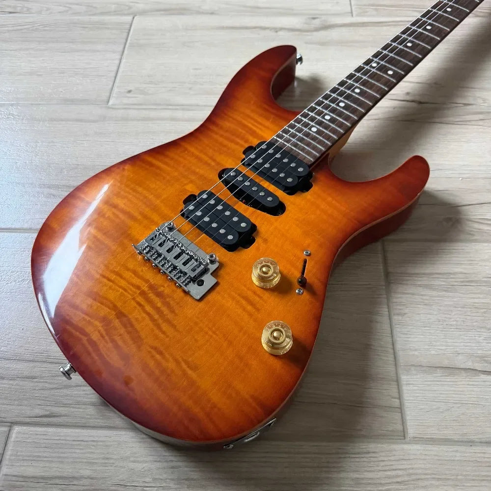 Guitarra eléctrica de cuerpo macizo de estilo moderno, con pastillas humbucker HH, tapa de chapa de arce flameado y acabado degradado tipo «sunburst».