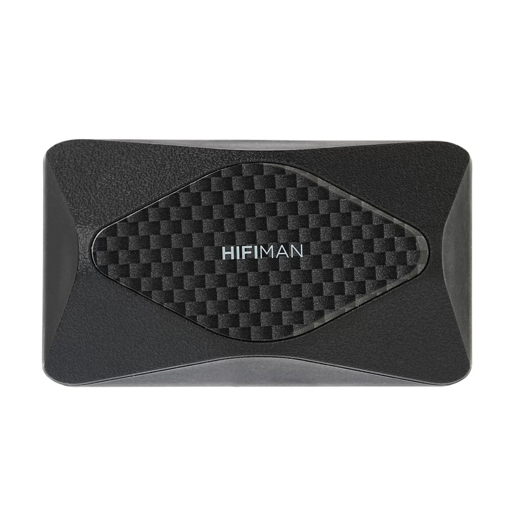 Estuche de carga negro con detalle de fibra y logotipo HIFIMAN