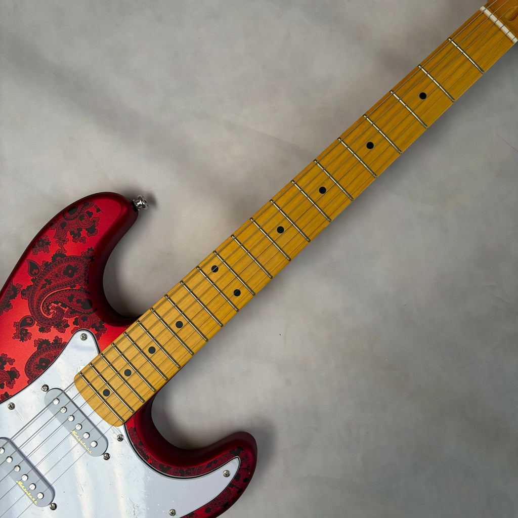 Guitarra eléctrica vintage roja con diseño paisley, forma ST, estampado floral hidrográfico, 3 single-coils, 22 trastes, incrustaciones de puntos, puente tremolo