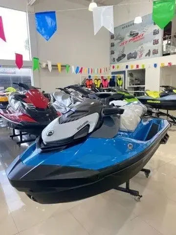 Moto acuática con motor de cuatro tiempos para deportes acuáticos