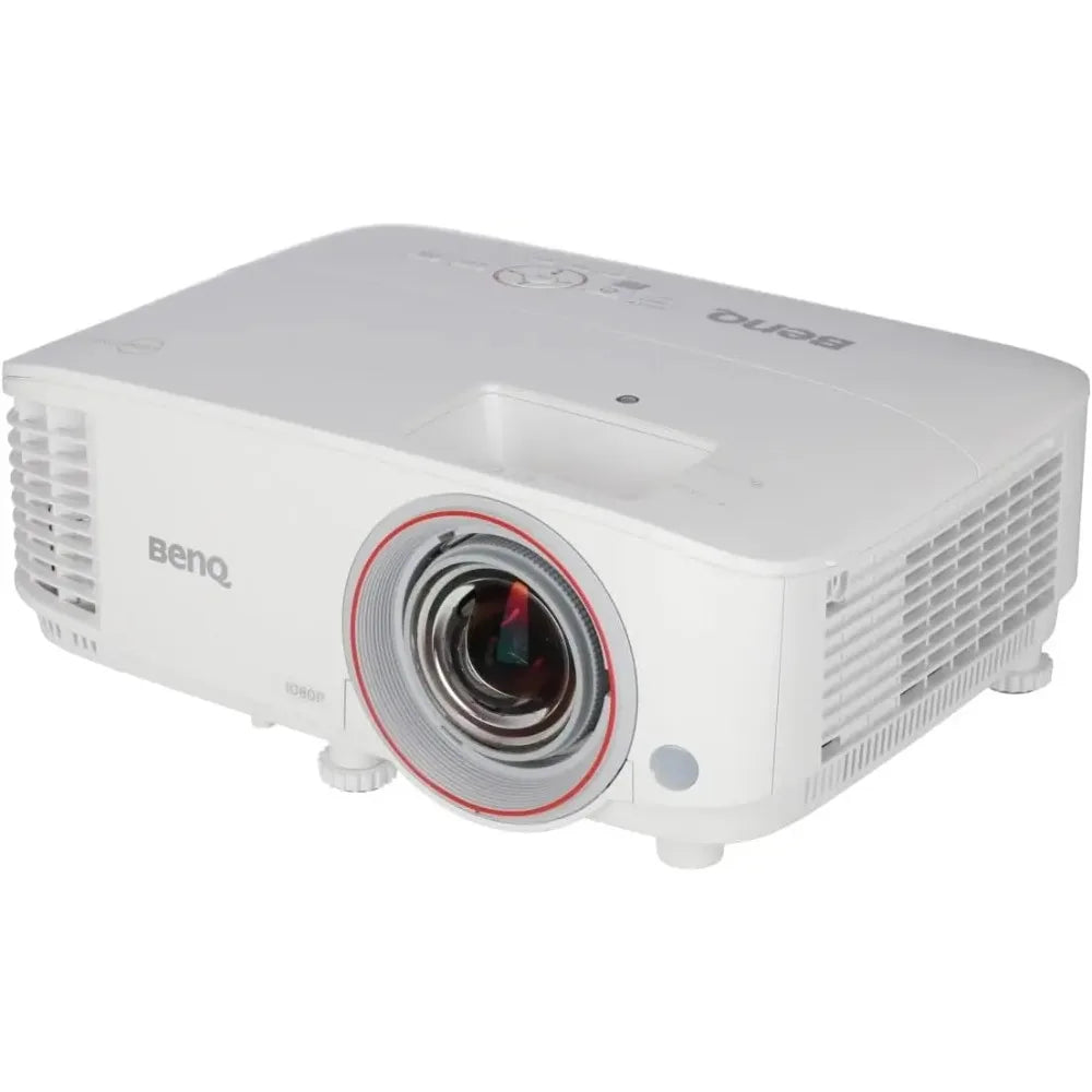 Proyector BenQ blanco con lente frontal y rejillas laterales, vista en ángulo.