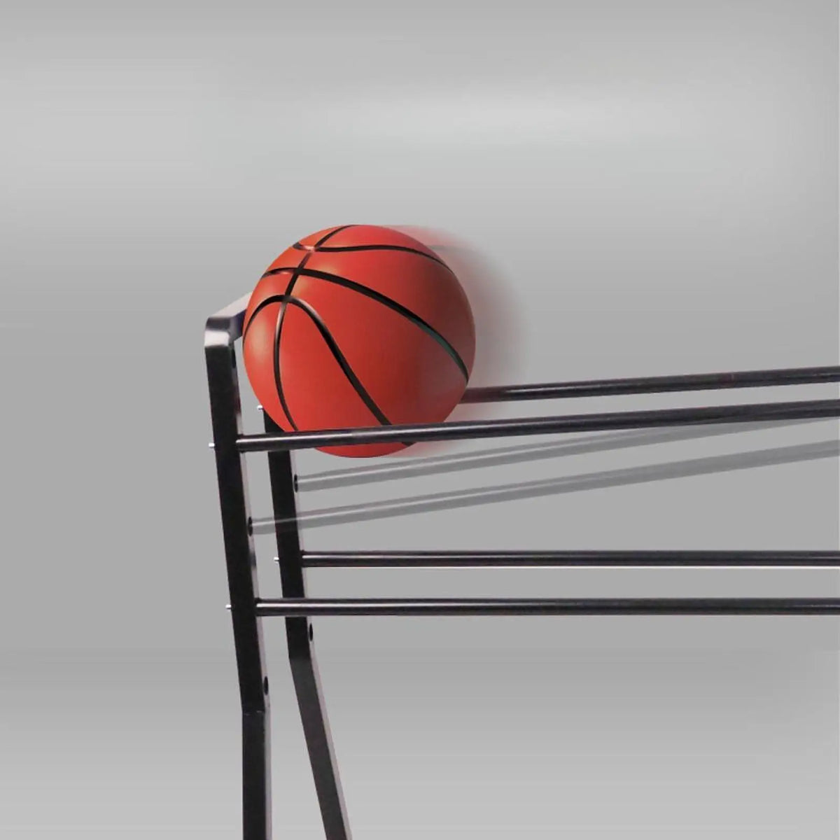Carrito de almacenamiento grande con sistema de frenos para balones de baloncesto, con estructura estable y ruedas, ideal para el garaje o para practicar deportes en interiores.