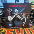 100 % originales, figuras de acción a escala de 7 pulgadas de la colección Terrifier 2 de NECA Toys: The Ultimate Art, con los personajes The Clown y The Little Pale Girl. Paquete de 2 figuras.