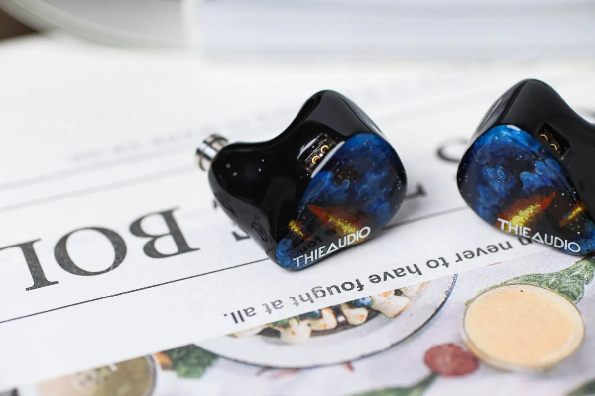 Auriculares intraurales THIEAUDIO con boquillas negras y carcasa azul moteada