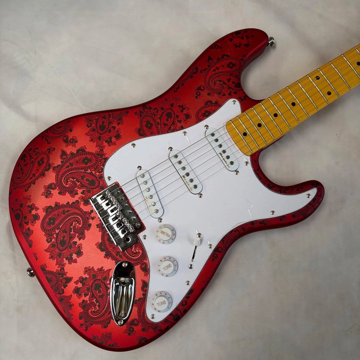 Guitarra eléctrica vintage roja con diseño paisley, forma ST, estampado floral hidrográfico, 3 single-coils, 22 trastes, incrustaciones de puntos, puente tremolo