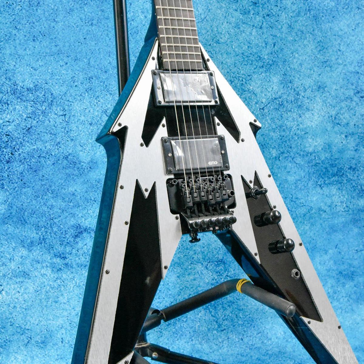 Guitarra eléctrica con forma en V, protector de cuerdas de aluminio cepillado, pastillas pasivas, trémolo con doble sistema de bloqueo, 24 trastes, 648 mm, nueva.