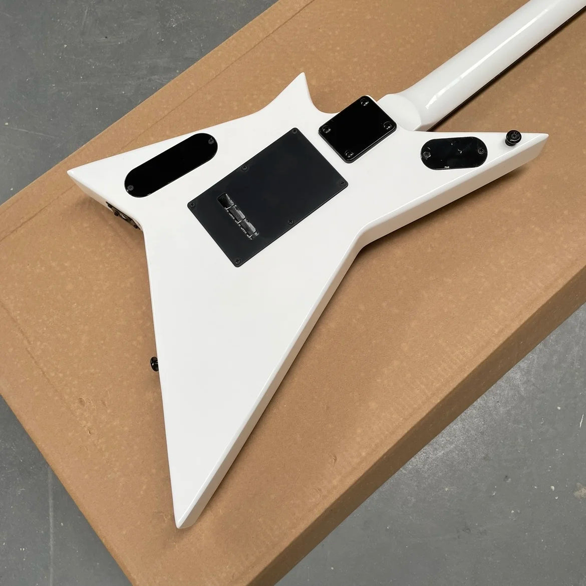 Guitarra eléctrica personalizada blanca de 6 cuerdas con pastillas de doble bobina y herrajes negros. Guitarra suave y fácil de tocar