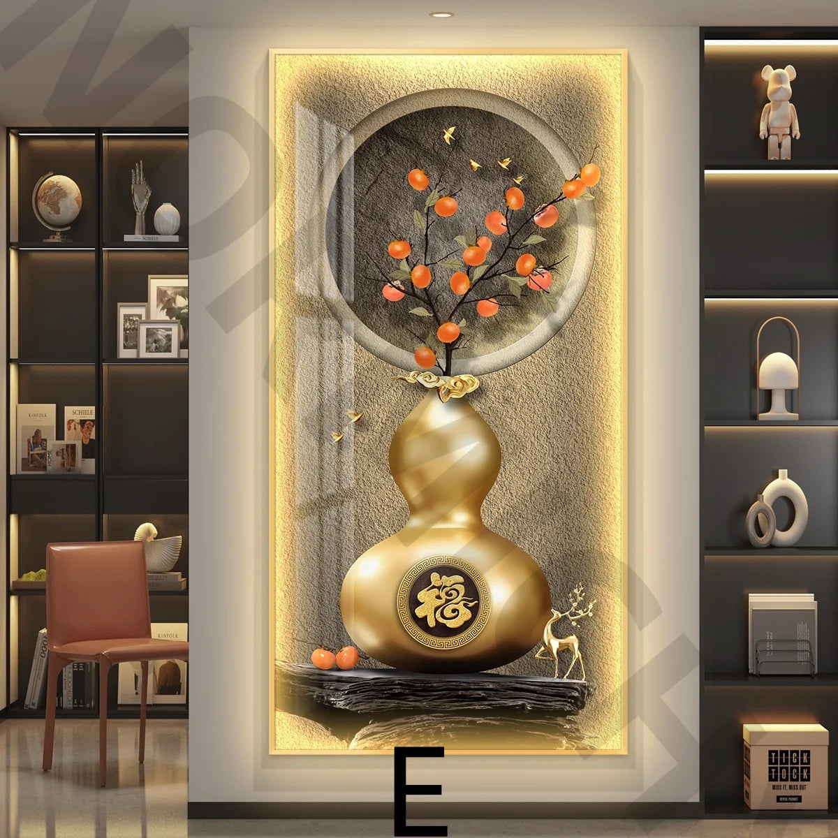 Pintura mural decorativa con jarrón dorado, ramas naranjas y marco dorado iluminado