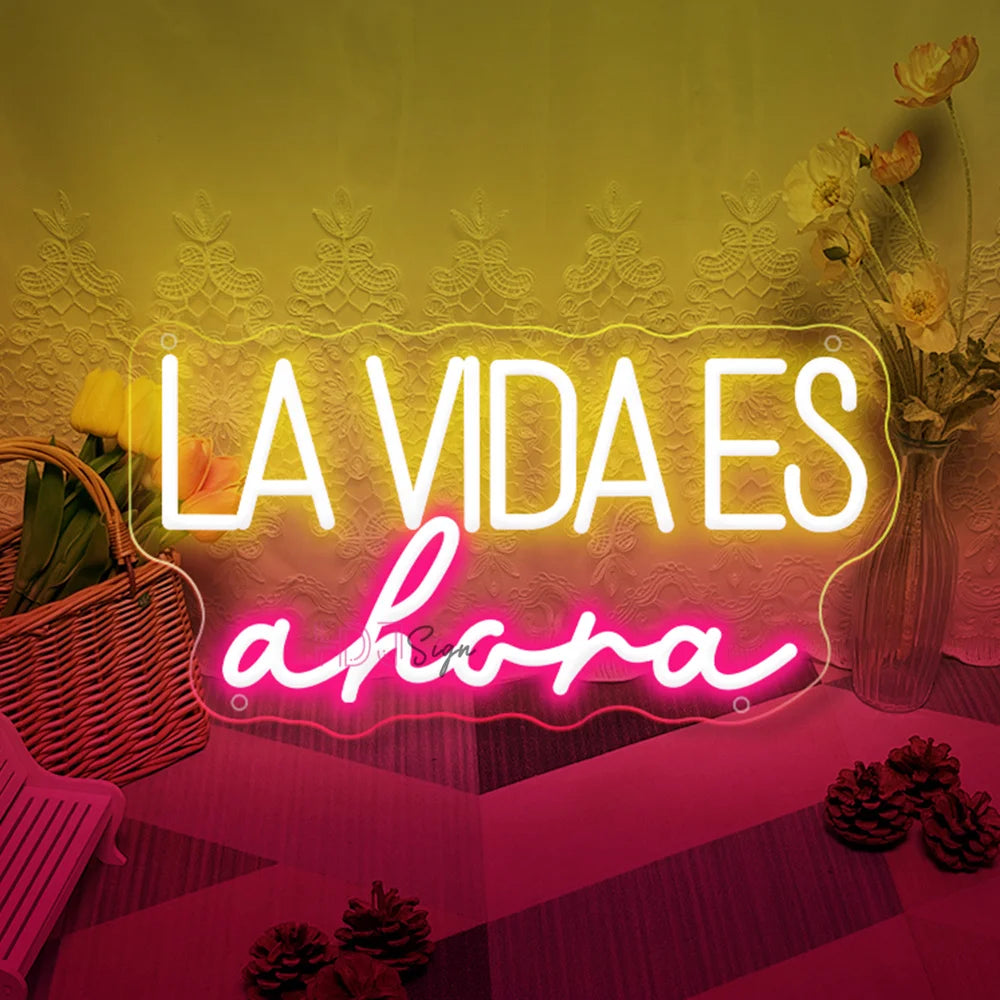 Cartel LED neón USB con «La vida es ahora»; luz amarilla y rosa